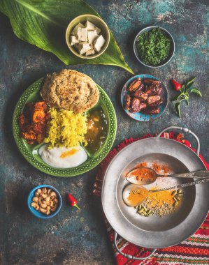 Hint yemekleri muz yaprağıyla servis edilir: köri, tereyağlı tavuk, pirinç, mercimek, paneer, samosa, naan, chutney, baharatlar. Geleneksel Güney Hindistan mutfağı.