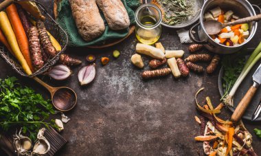 Sağlıklı kök sebze pişirme ve yeme konsepti. Mutfak arka planında bıçak ve esrar bulunan çeşitli sebzeler, üst manzara. Vejetaryen yemekleri.