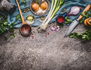 Bıçaklı yemek kaşığı ve yemek malzemeleri, yemek arkaplanı, üst görünüm, sınır