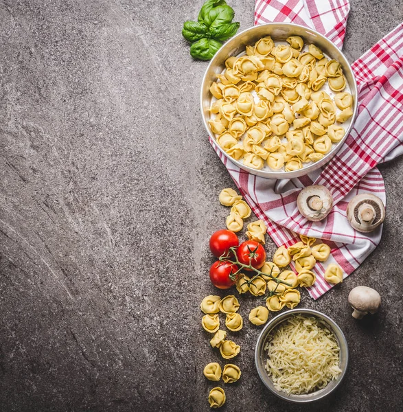 素材とボウルに生のトルテリーニパスタ 素朴な背景で調理する準備ができて トップビュー イタリア料理のコンセプト — ストック写真