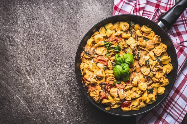 Tasty Vegetarian Tortellini Pasta Pot Vegetables Sauce Rustic Background Top — Stock Photo, Image