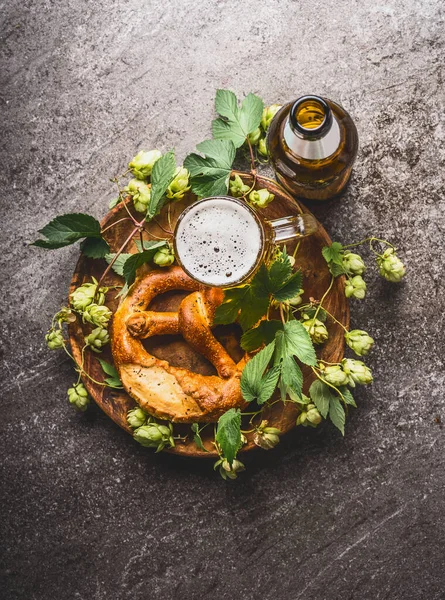 Mugg Med Flaska Kringla Och Humle Mörk Rustik Bakgrund Ovanifrån — Stockfoto