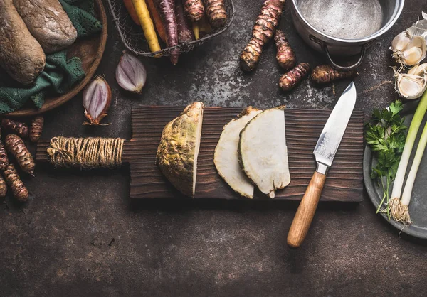 Apio Rodajas Tabla Cortar Madera Con Cuchillo Sobre Fondo Mesa —  Fotos de Stock