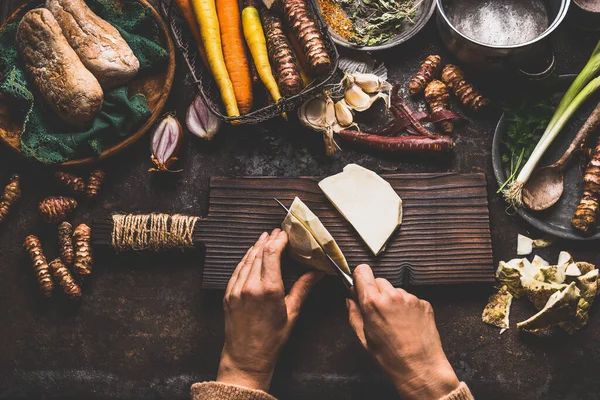 Mãos Femininas Cortando Aipo Fundo Mesa Cozinha Rústica Escura Com — Fotografia de Stock