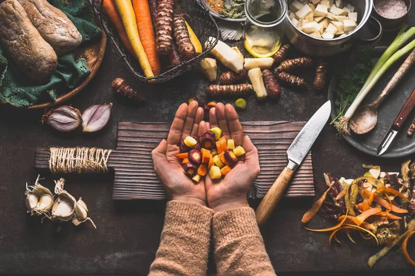 Mãos Femininas Segurando Legumes Coloridos Cubos Mesa Cozinha Rústica Com — Fotografia de Stock