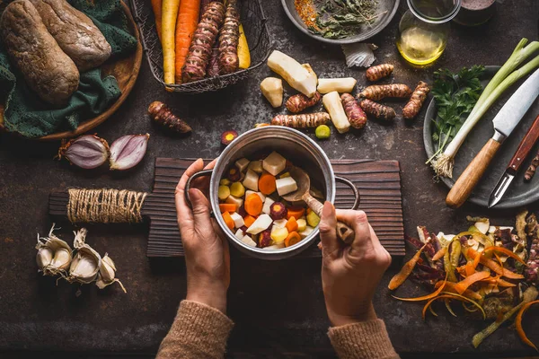 Mãos Femininas Segurando Panela Com Legumes Coloridos Cubos Uma Colher — Fotografia de Stock