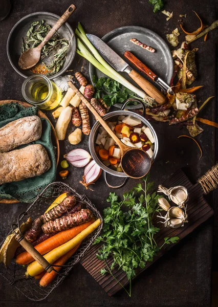 Различные Красочные Органические Овощи Ингредиенты Местного Рынка Темном Деревенском Кухонном — стоковое фото