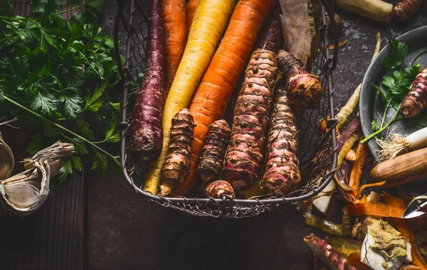 Närbild Färgglada Ekologiska Rotfrukter Skördekorgen Mörk Bakgrund Ovanifrån Hälsosam Och — Stockfoto