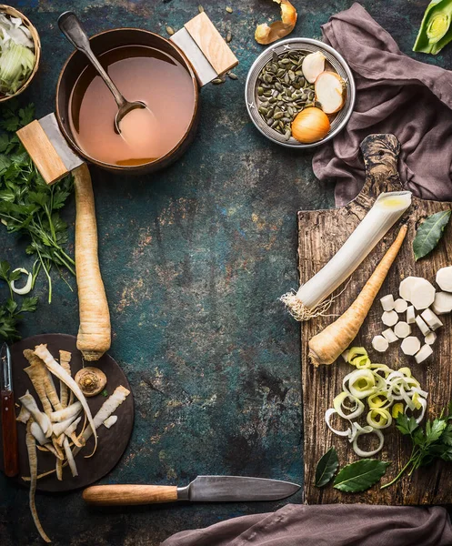 Fondo Alimenticio Con Raíces Chirivía Frescas Mesas Oscuras Cocina Con — Foto de Stock