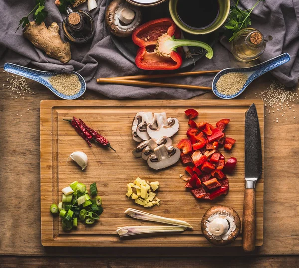 Нарезанные Овощи Приготовления Жаркого Деревянной Разделочной Доске Кухонном Столе Ингредиентами — стоковое фото