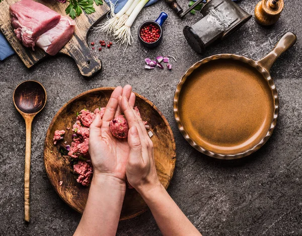 Mains Féminines Fabriquant Des Boules Viande Sur Fond Table Cuisine — Photo