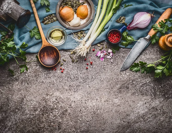 Bıçaklı yemek kaşığı ve yemek malzemeleri, yemek arkaplanı, üst görünüm, sınır