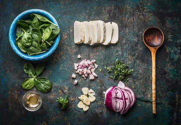 Вегетарианские Вкусовые Ингредиенты Вкусных Блюд Деревенском Кухонном Фоне Кухонной Ложкой — стоковое фото