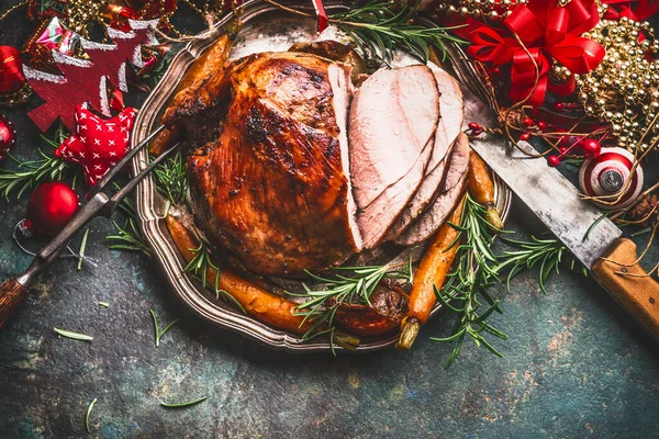 Weihnachtsschinken Serviert Mit Gebratenem Gemüse Und Festlichen Dekorationen Auf Vintage — Stockfoto