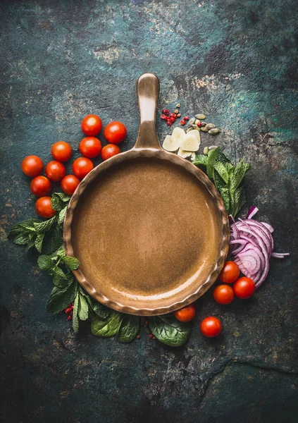 Vegetarische Kochzutaten Rund Die Pfanne Auf Dunklem Rustikalen Hintergrund Platz — Stockfoto