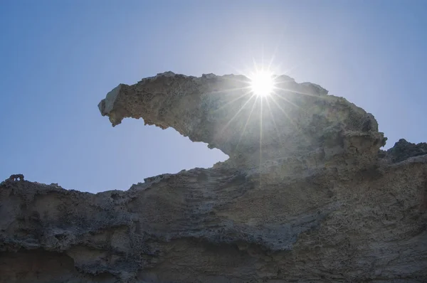Bir kontraluz biçiminde rocosa con rayos de sol