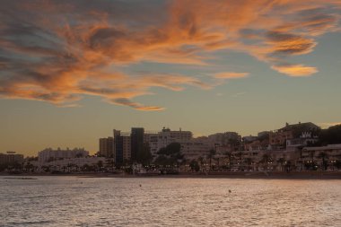 Atardecer en una ciudad costera