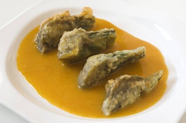Alcachofas rebozadas on salsa espaola