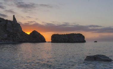 Amanecer vizto into montaas que se adentran en el mar