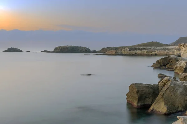 Primeras luces del da en una costa de acantilados