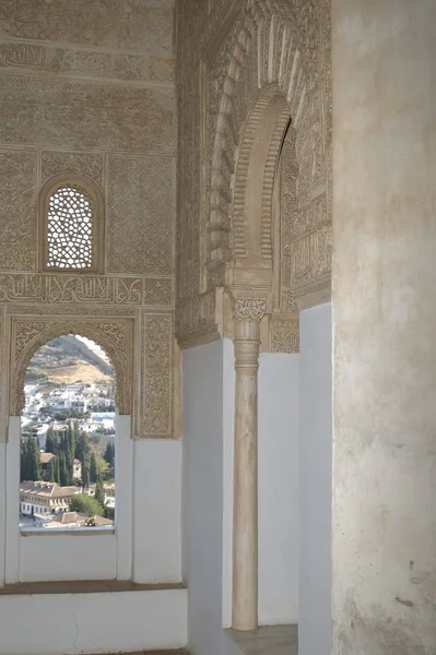 Arco y ventana de la Alhambra