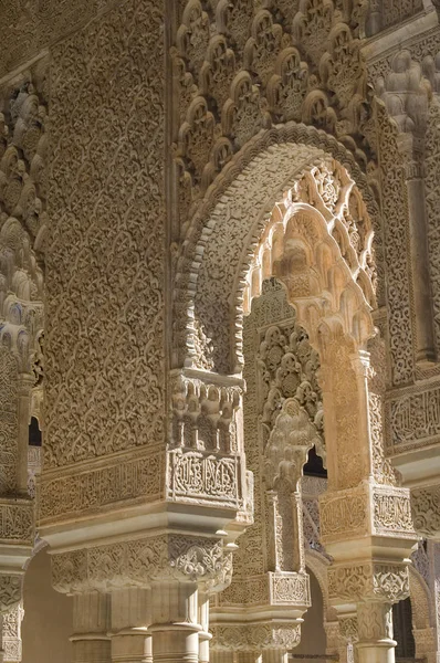 Detalle de un arco de la Alhambra de Granada