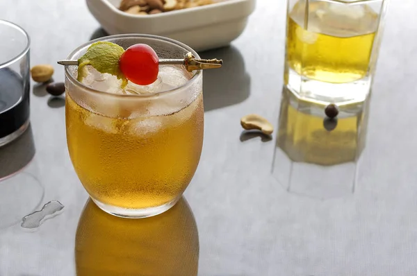 Vasos con bebidas y frutos secos en una mesa