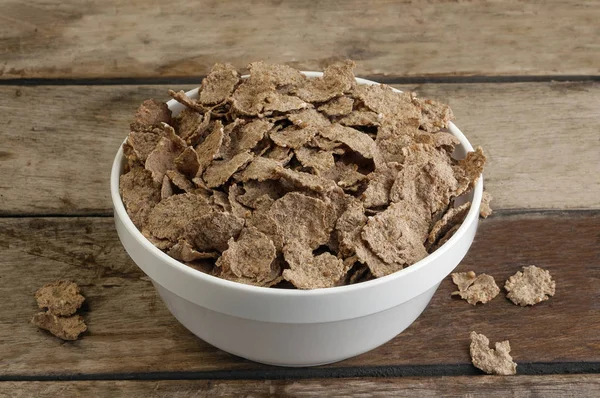 İçindeki mısır gevrekleri de un bol blanco ayık una mesa de madera