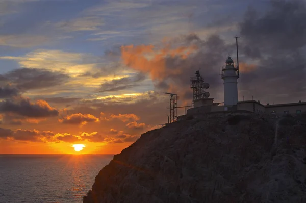Puesta de sol con el faro de Cabo de Gata bir kontraluz