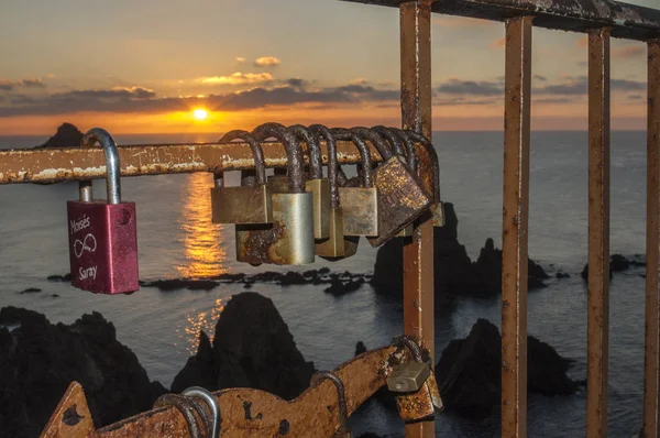 Candados en una verja en seal de amor forever a la salida del sol