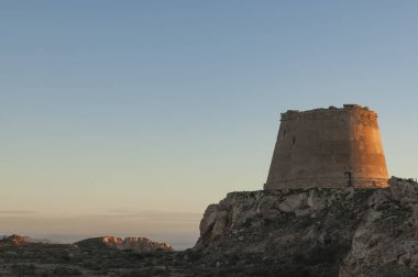 Antigua torre de defensa, baada por los primeros rayos de sol