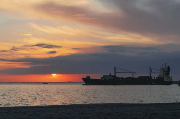 Carguero saliendo del Puerto a la puesta de sol