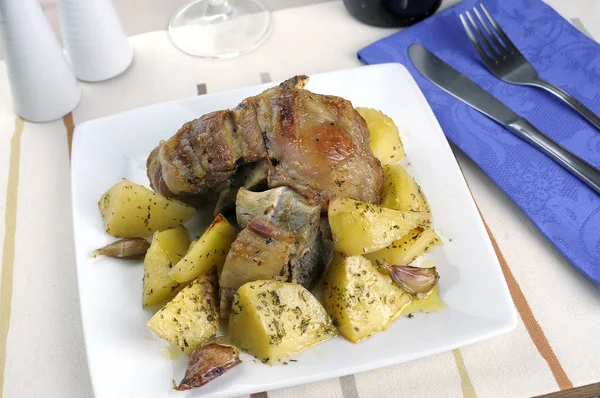 Codillo de cerdo con patatas, vista cenital