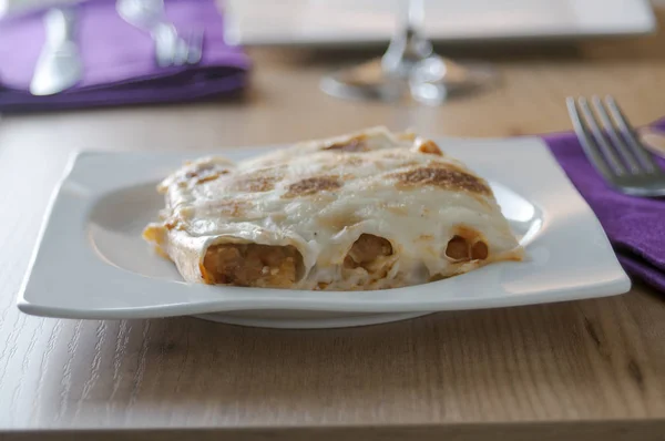 Plato de canelones on una mesa