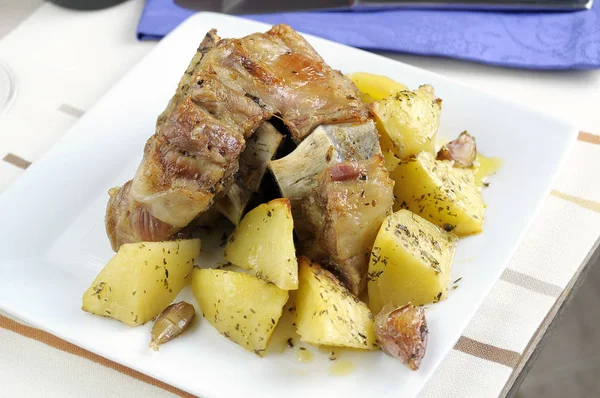 Plato de codillo con patatas