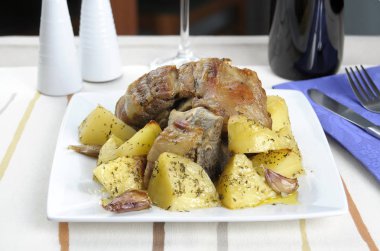 Plato de codillo en una mesa