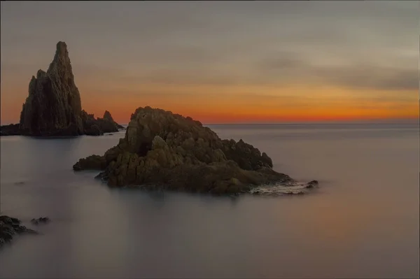 Arrecife de las sirenas en la puesta de sol