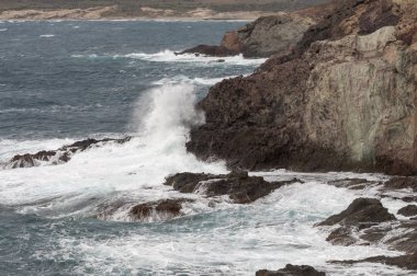 Olas rompiendo en los acantilados