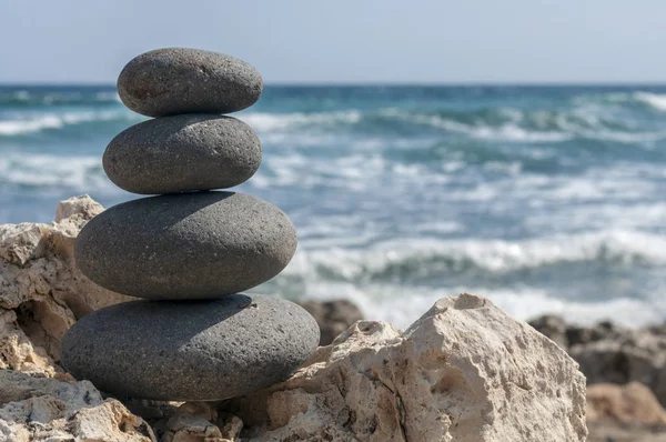 Piedras Zen en la orilla del mar