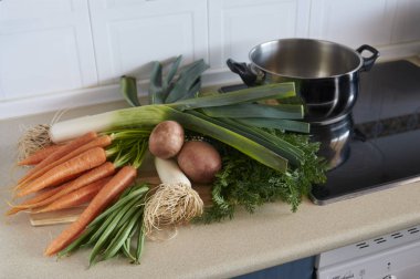 Conjunto de verduras en la encimera de una cocina