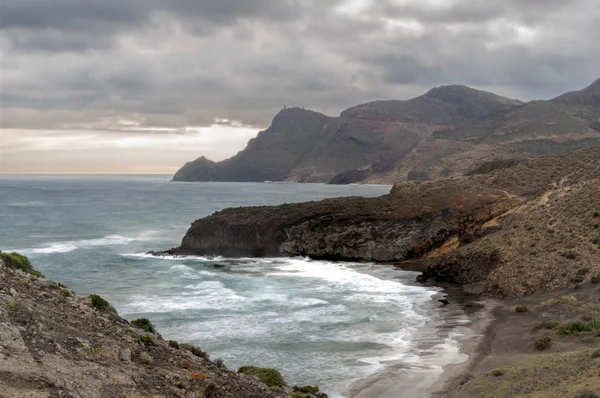 Vista de una playa con nubes de tormenta