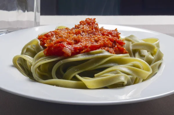 Tagliatelle de espinacas con salsa napolitana