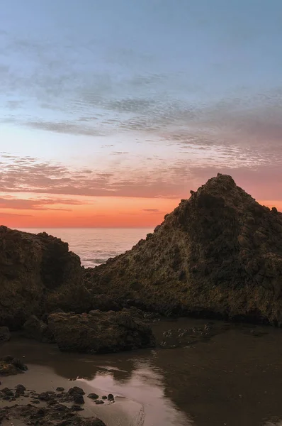 Rocas Junto Mar Bañadas Por Los Rayos Del Sol Amanecer —  Fotos de Stock
