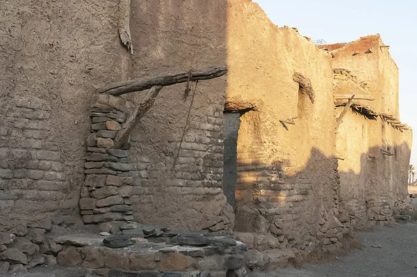 Pozo en la pared de un viejo edificio