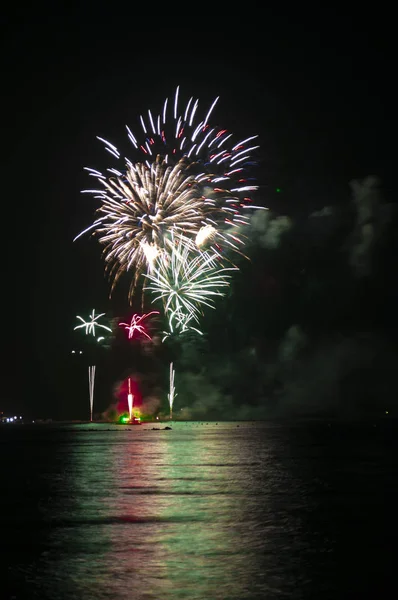 Fuegos sergisi Orilla del mar 'da suni.