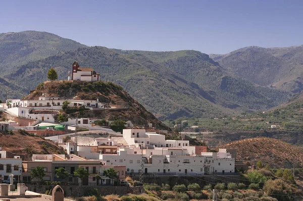 Vista parcial del pueblo de Canjayar y la ermita de San Bls