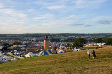 Glastonbury Festivali. 27 Haziran 2015. Glastonbury Festivali arasında şerit kuleye doğru bir çift olarak yürüyüş arıyorsunuz
