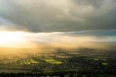 Günbatımı güneş ışığı İngilizce kırsal kara bulutlar yukarıdaki ile bir yaz akşamı kirişler. Malvern Hills. İngiltere.