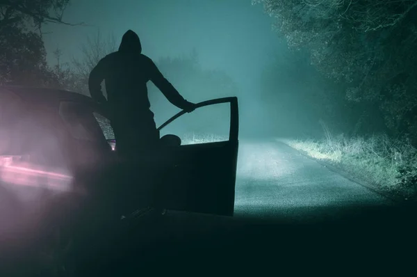 Зловещая Фигура Капюшоне Стоящая Силуэте Автомобиля Туманную Зимнюю Ночь Холодным — стоковое фото