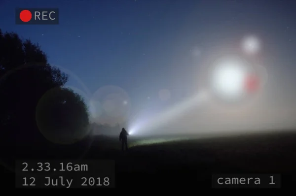 Obraz z kamery bezpieczeństwa sylwetki postaci patrząc na Ufo — Zdjęcie stockowe